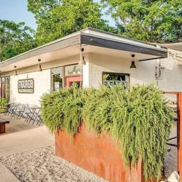 East Downtown 3BR Condo Free Parking Sleeps 7