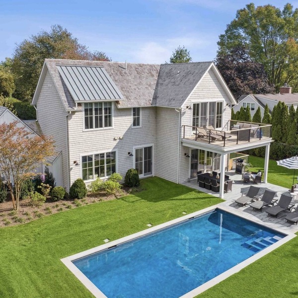 East Hampton Beach Home walk to town and close to beaches