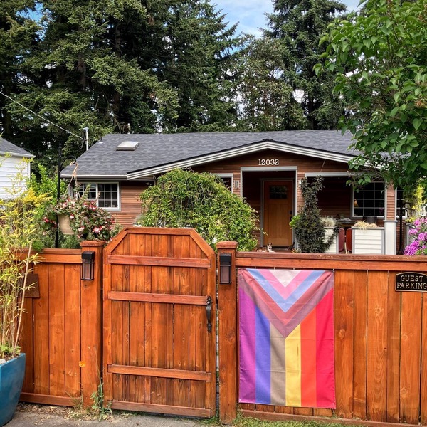Easy access to downtown and stadiums! Welcome to North Seattle!