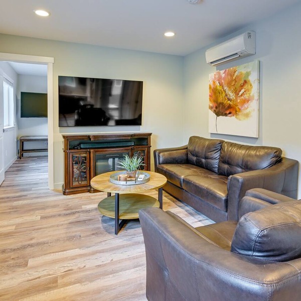 Easy Commuting! Modern SeaTac Unit w/Fireplace