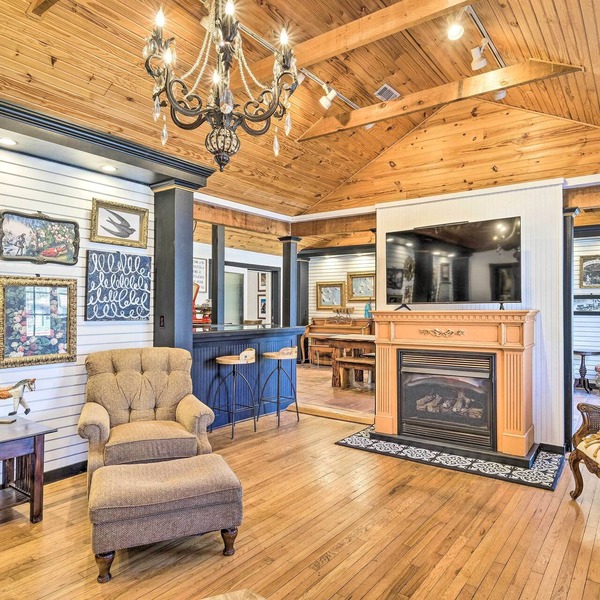 Eclectic 'Osage Cottage' in Historic District