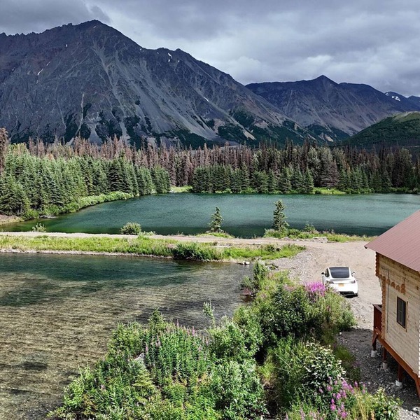 Eco-Friendly Lakefront Tiny House with Views of Panorama Mountain near Denali National Park