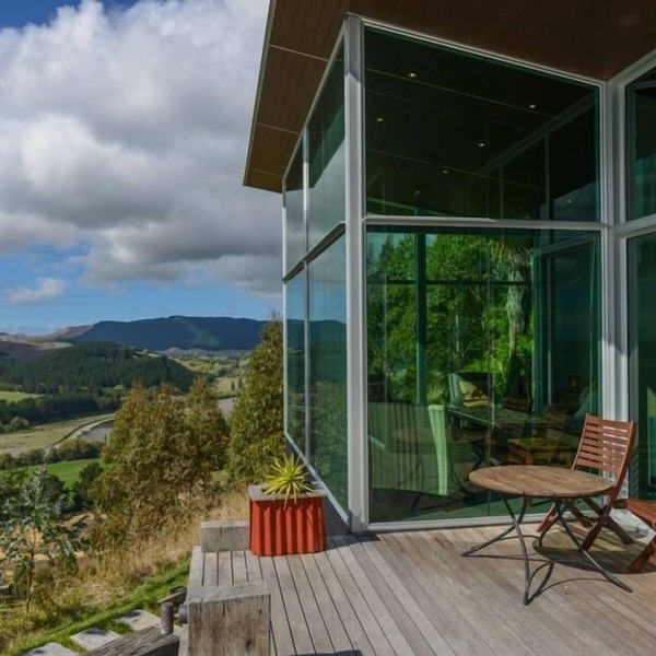 Edgecliff - stunning location, spectacular views, modern cottage