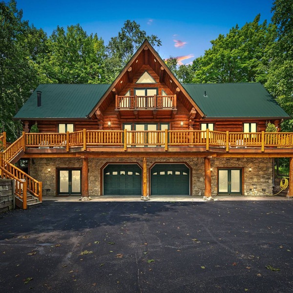 Egg Harbor Log Cabin w Outside Bar and Patio!