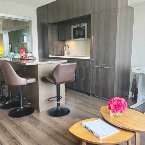 Elegant 2BR & 2BA Retreat in Prime Yorkville, Downtown