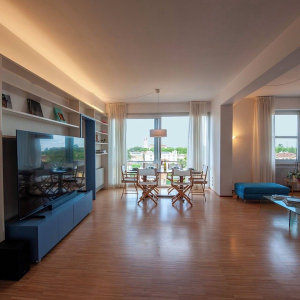 Elegant and very bright flat immersed in the green at 400 mt from Lucca walls