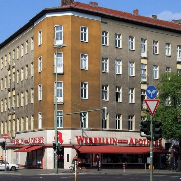 Elegant & Central: 3-Bedroom Designer Apartment with Balcony in Berlin