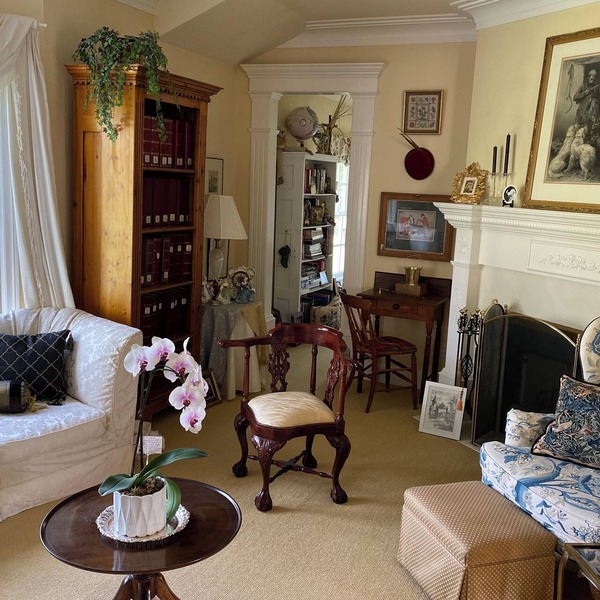 Elegant luxury country estate in the heart of Alberta w/guest house & pasture.