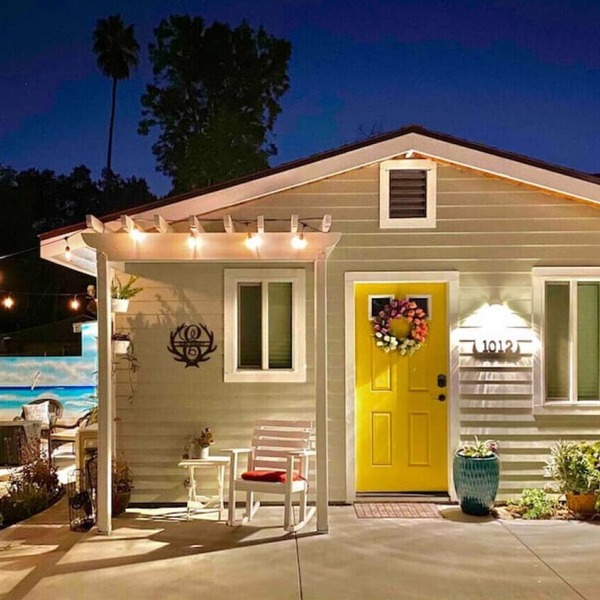 Elmo Hideout, a cozy MOVIE house W/4K projector