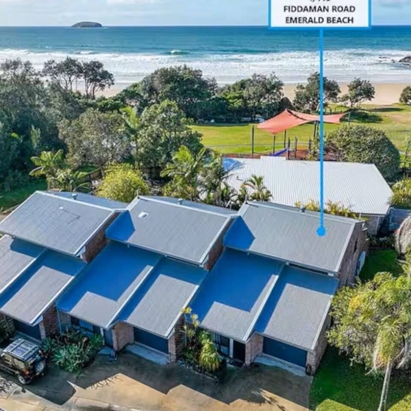Emerald Break – Steps to the Beach
