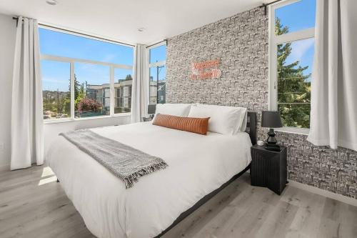 Emerald City Chic - 2Bed&2Bath Townhouse