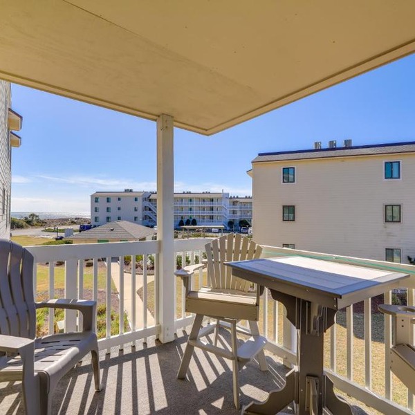 Emerald Isle Vacation Rental w/Resort Pool!