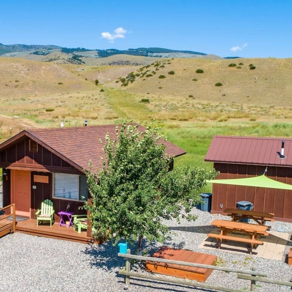 Emigrant Cabins #1 - Tiny cabin near Yellowstone
