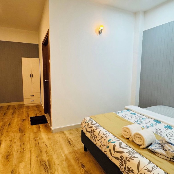 Enchanting bed & breakfast with WiFi & AC in vibrant Thulusdhoo Coke Surf break
