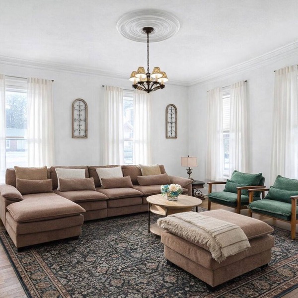 Enjoy 6 comfy beds, a mini‑bar, a classic victrola, and a relaxing clawfoot tub.
