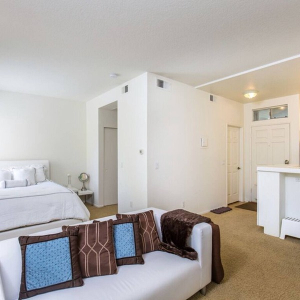 Enjoy a full California life! less than 1mile to the beach & 24hr security gate.