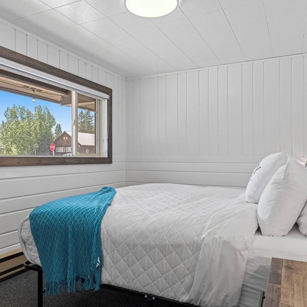 Enjoy a spacious 2-bedroom kitchen suite just 1 minute from Yellowstone! Lazy Duck 19