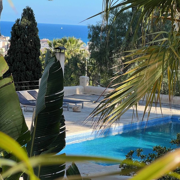 ENJOY THIS CHARMING OASIS CLOSE TO THE BEACH, BARCELONA AND SITGES. BIG POOL.