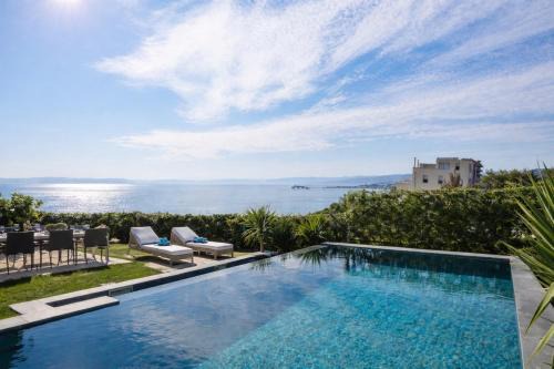 Enjoyer - Seafront apartment with PRIVATE Heated POOL and terrace