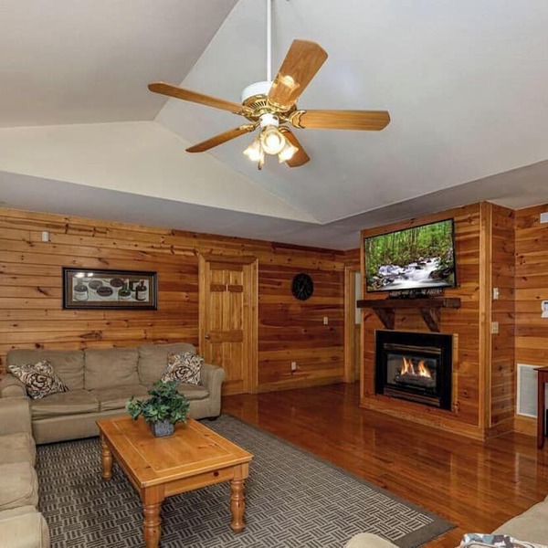Enormous Cabin Perfect for Groups with Game Room and Hot-Tub in Pigeon Forge, Tennessee