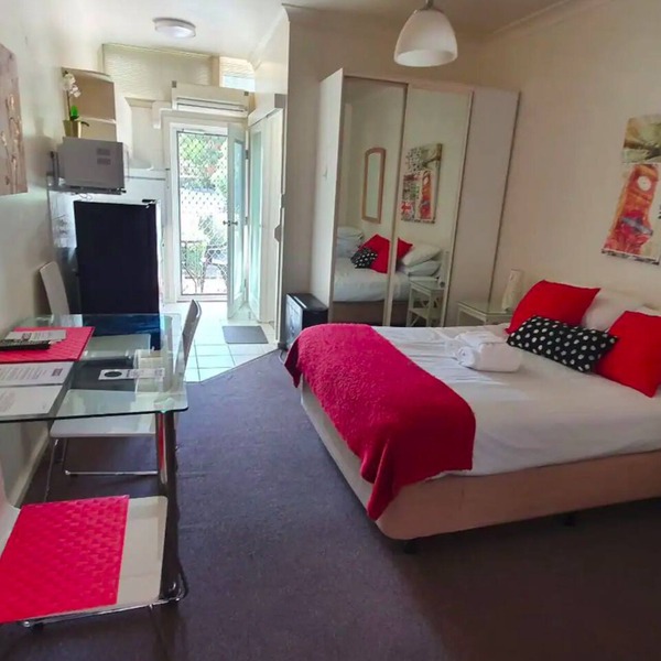 Entire 1 bedroom fully furnished unit in the center of Canberra. Free parking
