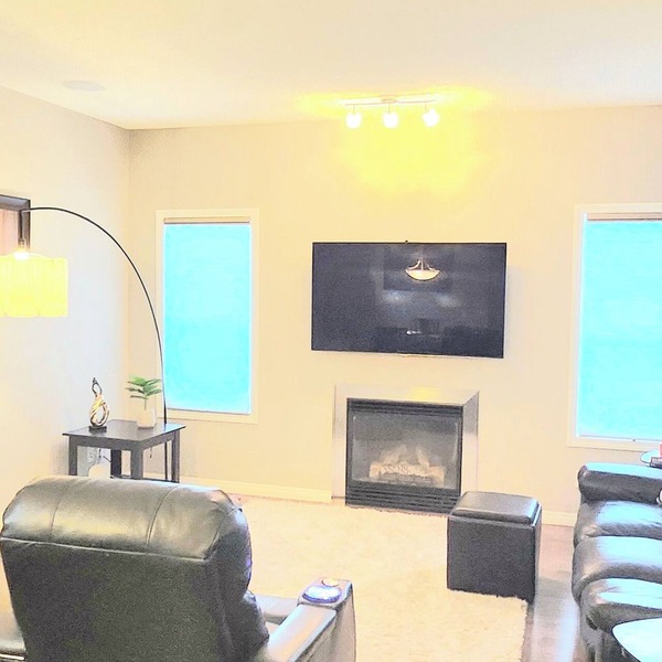 Entire comfy 2000 sq. ft. Home | 3BDR | 2.5 Bath | 15 mins from Airport