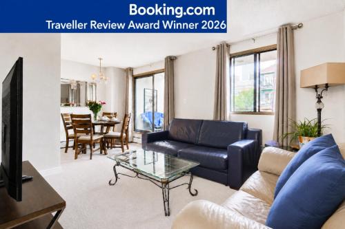 Entire Downtown Condo steps to Stampede and BMO with Parking, 1,5 hrs to Banff