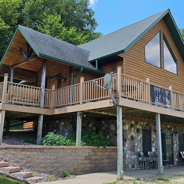 Entire high-quality lodge well equipped and tranquil - See ALBINO deer!