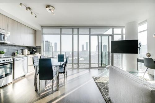 Epic 2BR Condo with Panoramic CN Tower & City View