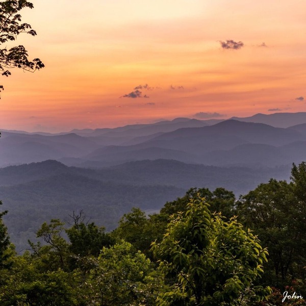 EPIC Blue Ridge SUNSET VIEW, 12 acres, light/bright 10 min to dtn! Dogs welcome!