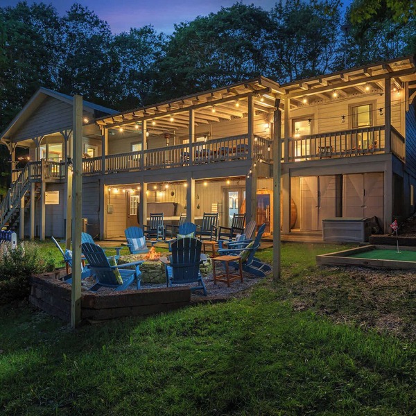 Epic Home Sleeps 20-Basketball Court-Hot Tub-Sauna