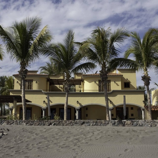 Escape To An Ocean Front Five Star Paradise : A 10 minute walk into Loreto