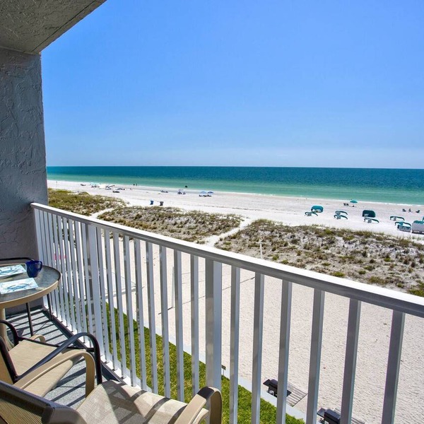 Escape to Romantic 4th Floor Beachfront Stateroom with Beach View: Beach, Pool, Tiki Bar, Grills