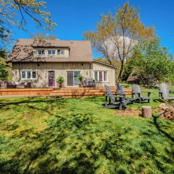 Escarpment Escape - 1 Bedroom Loft Cottage: Huge Deck, Panoramic views, Trails