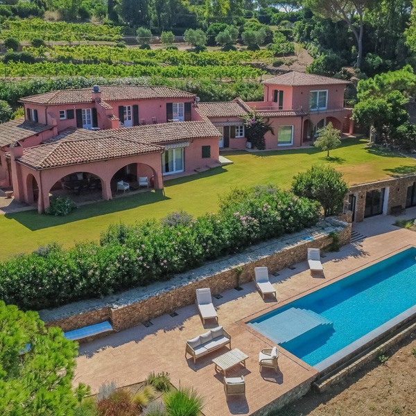Esclusive Villa with pool and private access to the beach