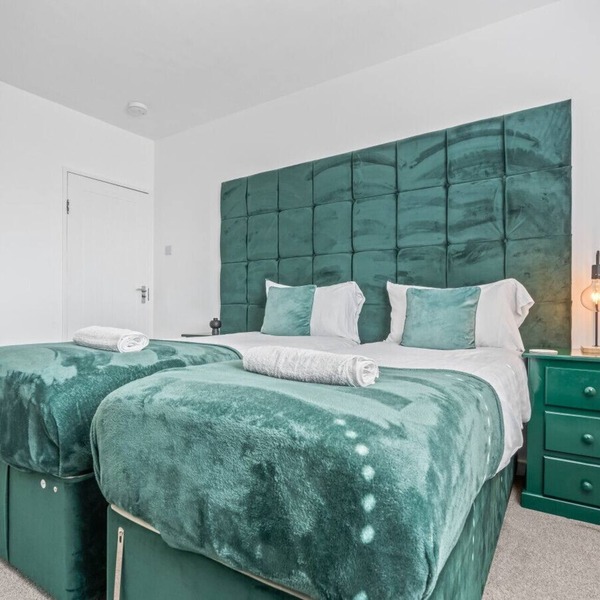 Esmerelda | Sleeps 8 | Contractors | Free Parking