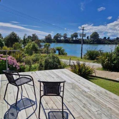 Estuary View - Peaceful Onekaka Retreat