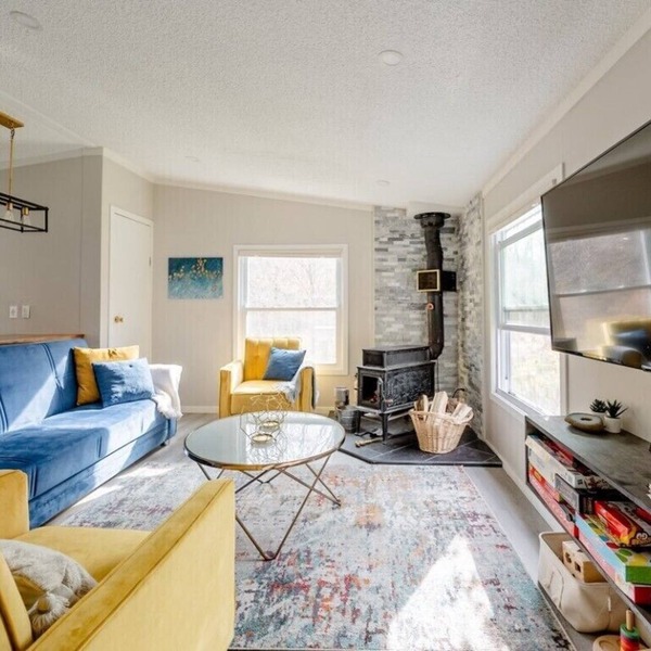 EV Modern Cozy Waterfront Cottage with Fireplace