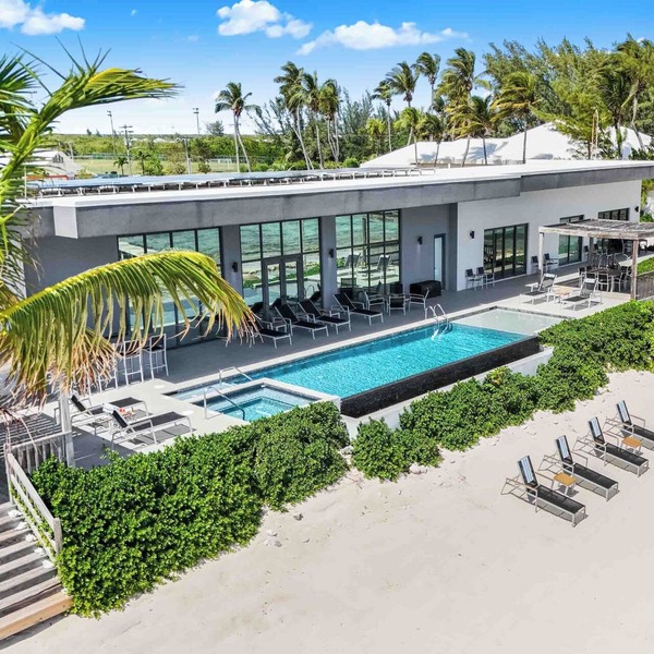 Evolution: Luxe Single-Level Villa w/Pool + Jacuzzi