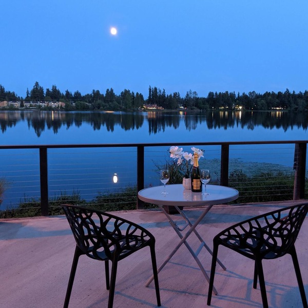 Excape to the lake! Just 20 Miles to Seattle- Fresh Remodel