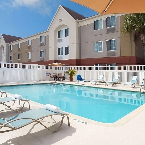 Excellent Choice! Unit with Full Kitchen, Outdoor Pool, Pets Allowed!
