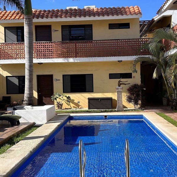 Excellent location, pool, quiet,1 block to supermarket, 2 blocks to the ocean.