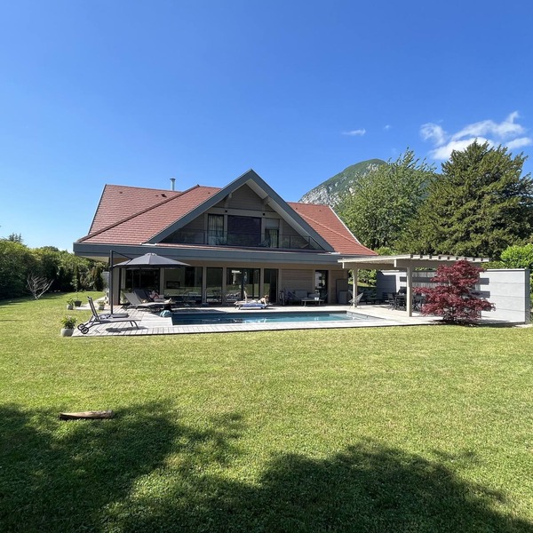 Exceptional luxury villa with heated pool, 200 m from the lake.