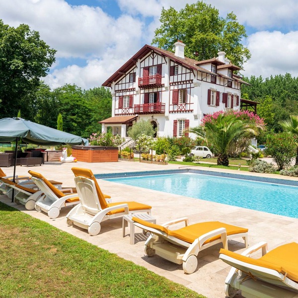 Exceptional 19th-Century Villa with Heated Pool & Private Park – Between Ocean and Lake