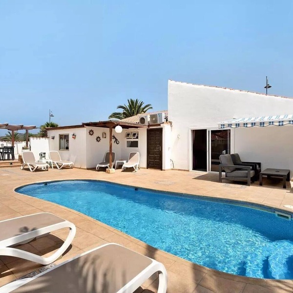 Exceptional 3 Bed Villa Malpas, sleeps 6, h/pool