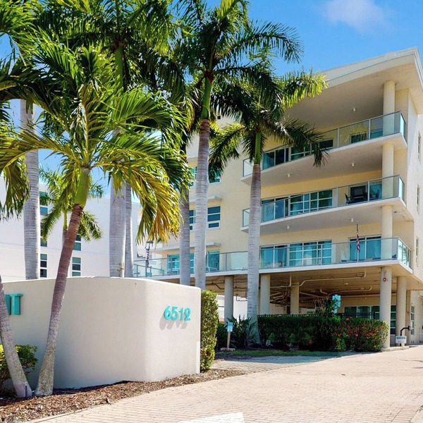 Exceptional Beachfront condo on Crescent Beach