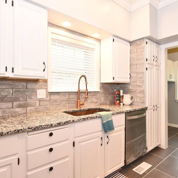 EXCEPTIONAL CHERRY ST PRIVATE VILLA-SKYLINE VIEW-SHOP- DINE-ROUTE 66-SWAN LAKE !