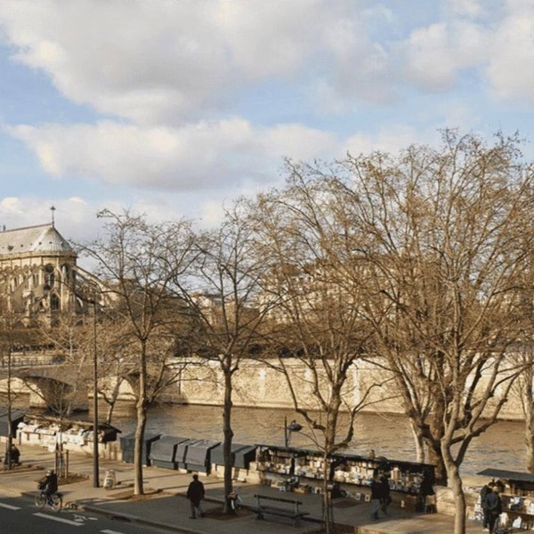 EXCEPTIONAL LOCATION & STEPS AWAY FROM ICONIC NOTRE DAME - RUE CHANOINESSE