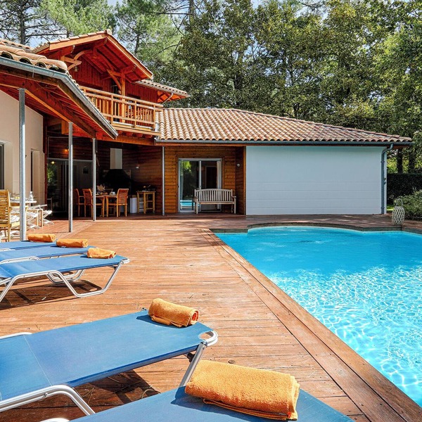 Exceptional residence on the Biscarrosse golf course with heated swimming pool