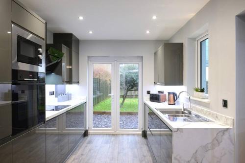 Exclusive 8beds 2Bath Luxury Contractors Delight!